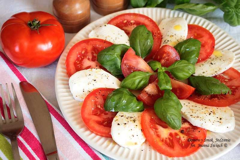 Caprese idealna sałatka na przyjęcie komunijne Caprese idealna sałatka na przyjęcie komunijne