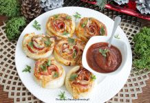 róże z ciasta francuskiego z szynką i serem