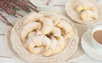 rogaliki serowe z powidłem śliwkowym