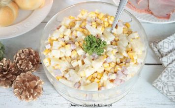 sałatka z szynką i ananasem