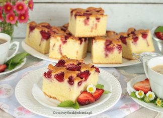 puszyste ciasto z truskawkami