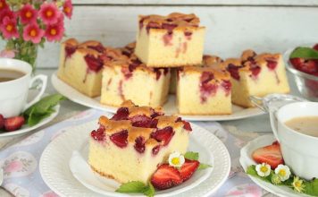 puszyste ciasto z truskawkami