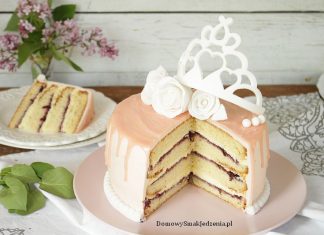 tort z koroną na cieście ucieranym