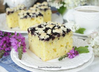ekspresowe ciasto widelcem mieszane z jagodami