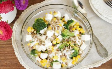sałatka z brokułem fetą kukurydzą i słonecznikiem