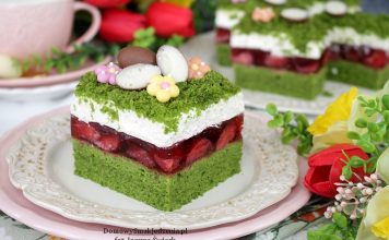 wiosenny leśny mech z galaretką i truskawkami