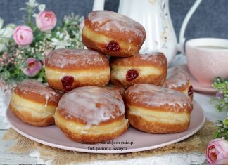 pączki z dżemem wiśniowym