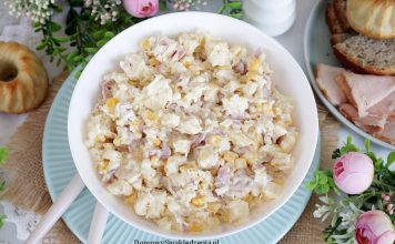 sałatka z selerem, ananasem, szynką, serem żółtym i jajkiem