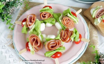 koreczki imprezowe z kiełbasą, pomidorkami, mini mozzarellą oraz sałatą