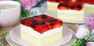 ciasto z kremem budyniowym i truskawkami w galaretce